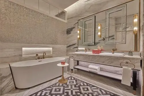 Fairmont Udaipur - Full Height Marble Bathroom